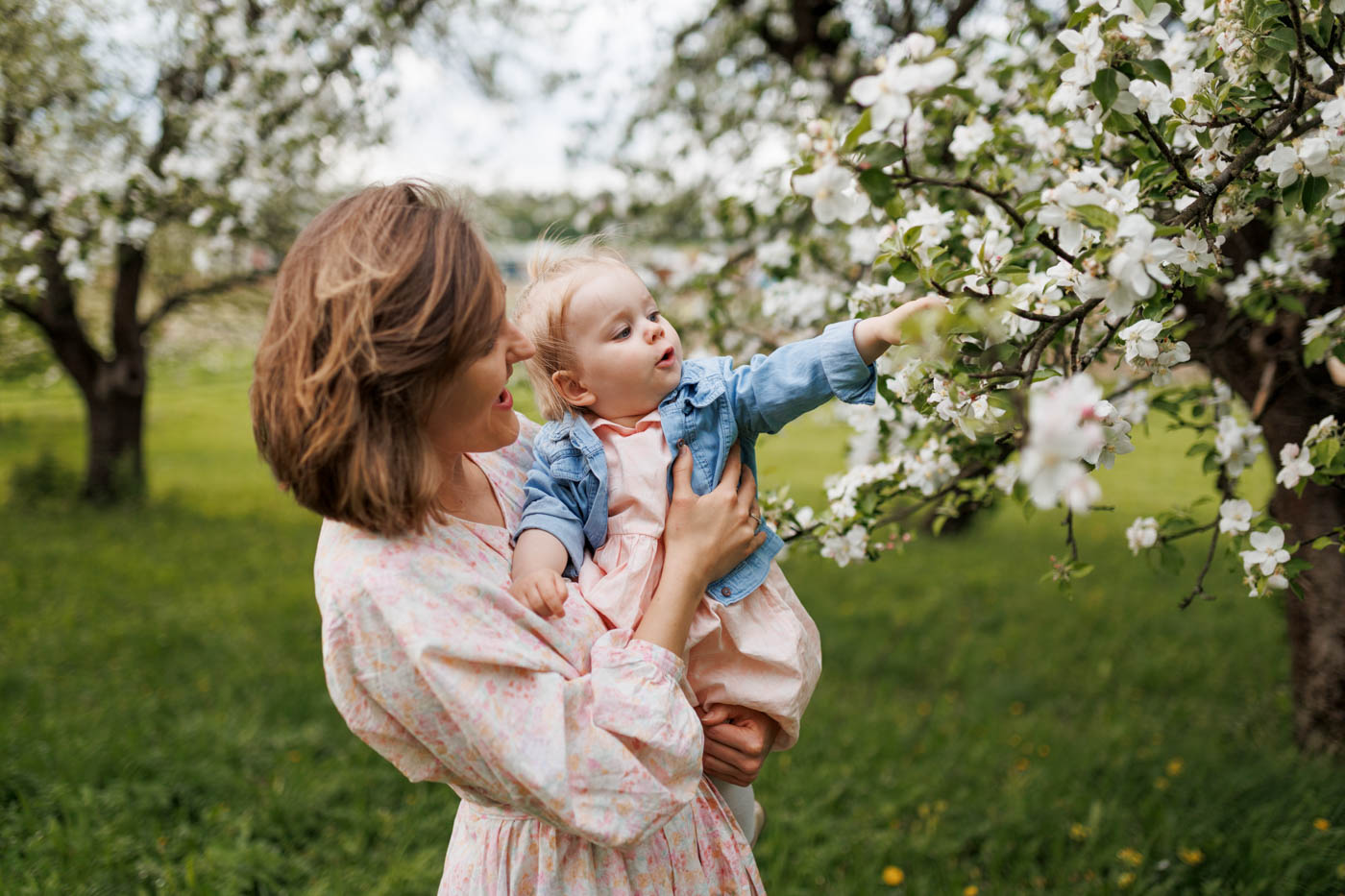 sesja mama dziecko w kwitnącym sadzie