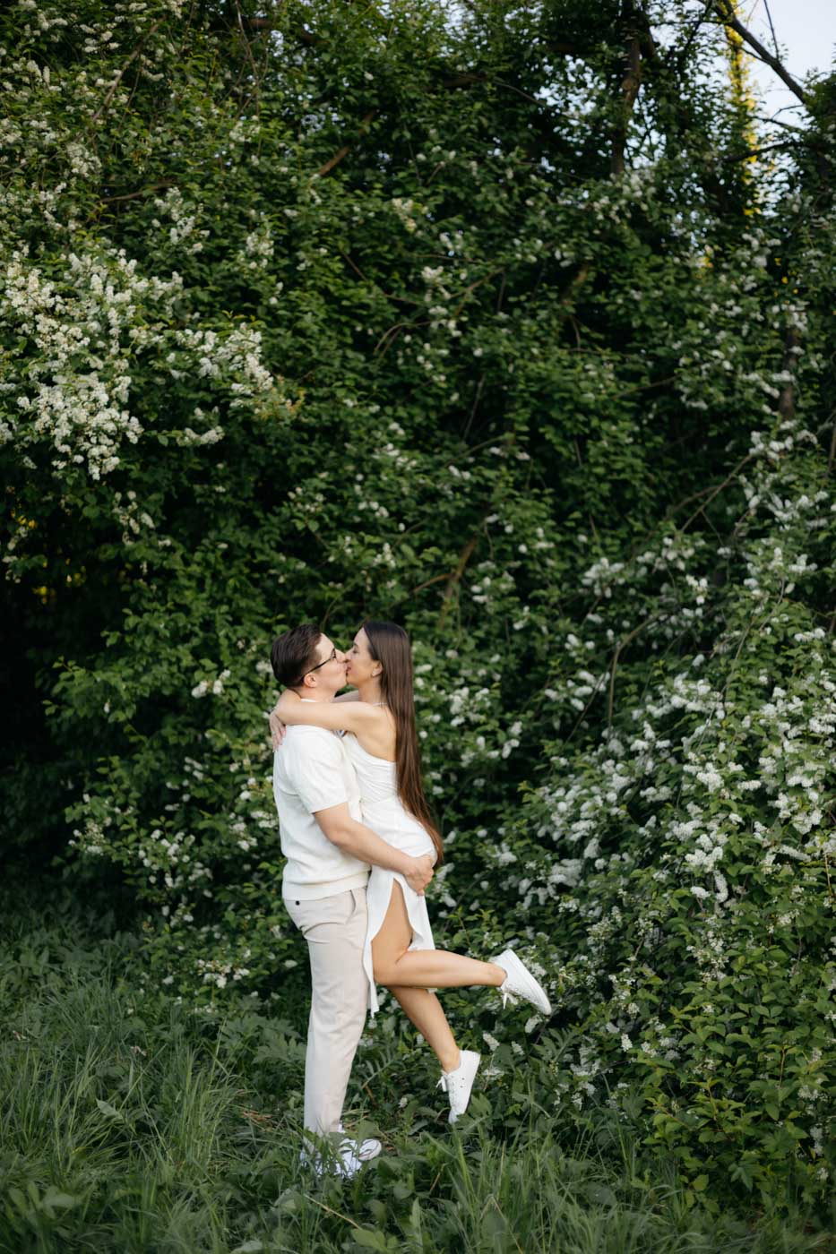 Wiosenna sesja narzeczeńska w plenerze