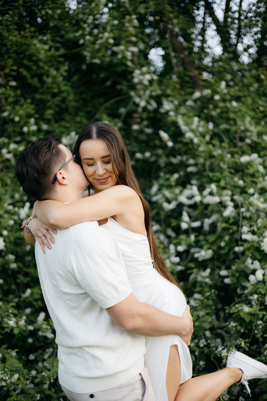 Wiosenna sesja narzeczeńska w plenerze