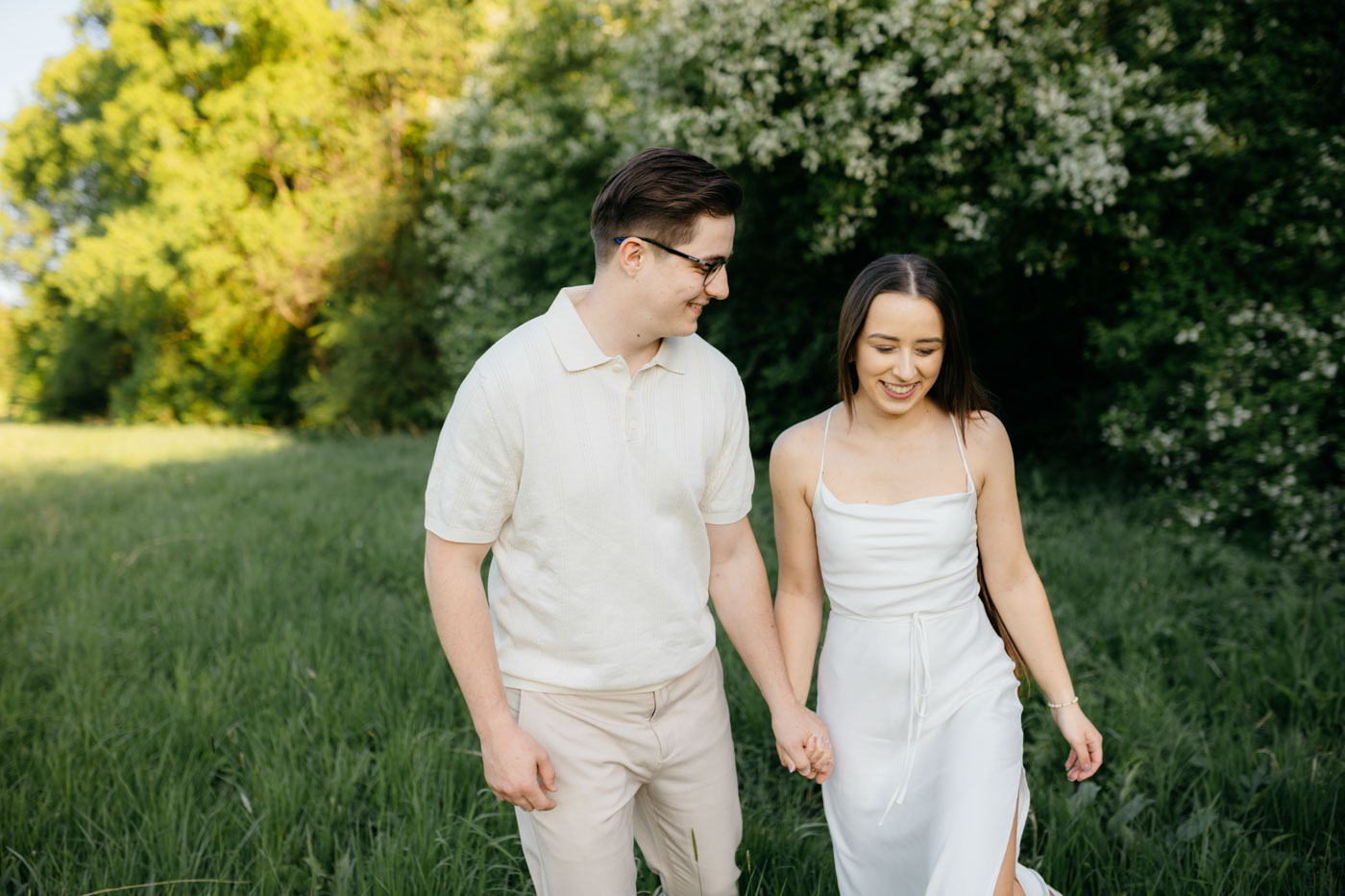 Wiosenna sesja narzeczeńska w plenerze