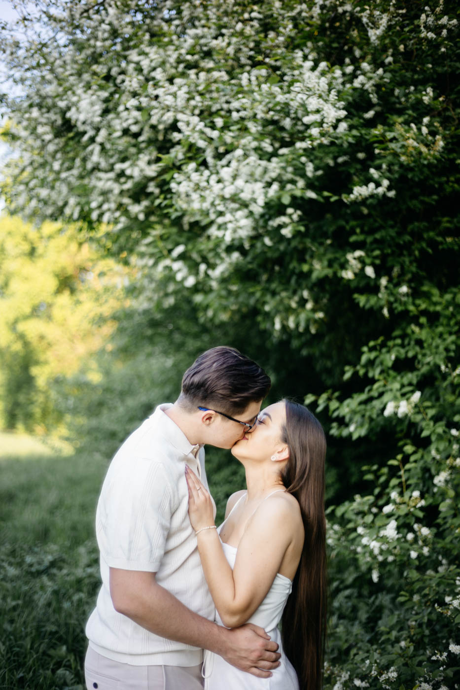 Wiosenna sesja narzeczeńska w plenerze