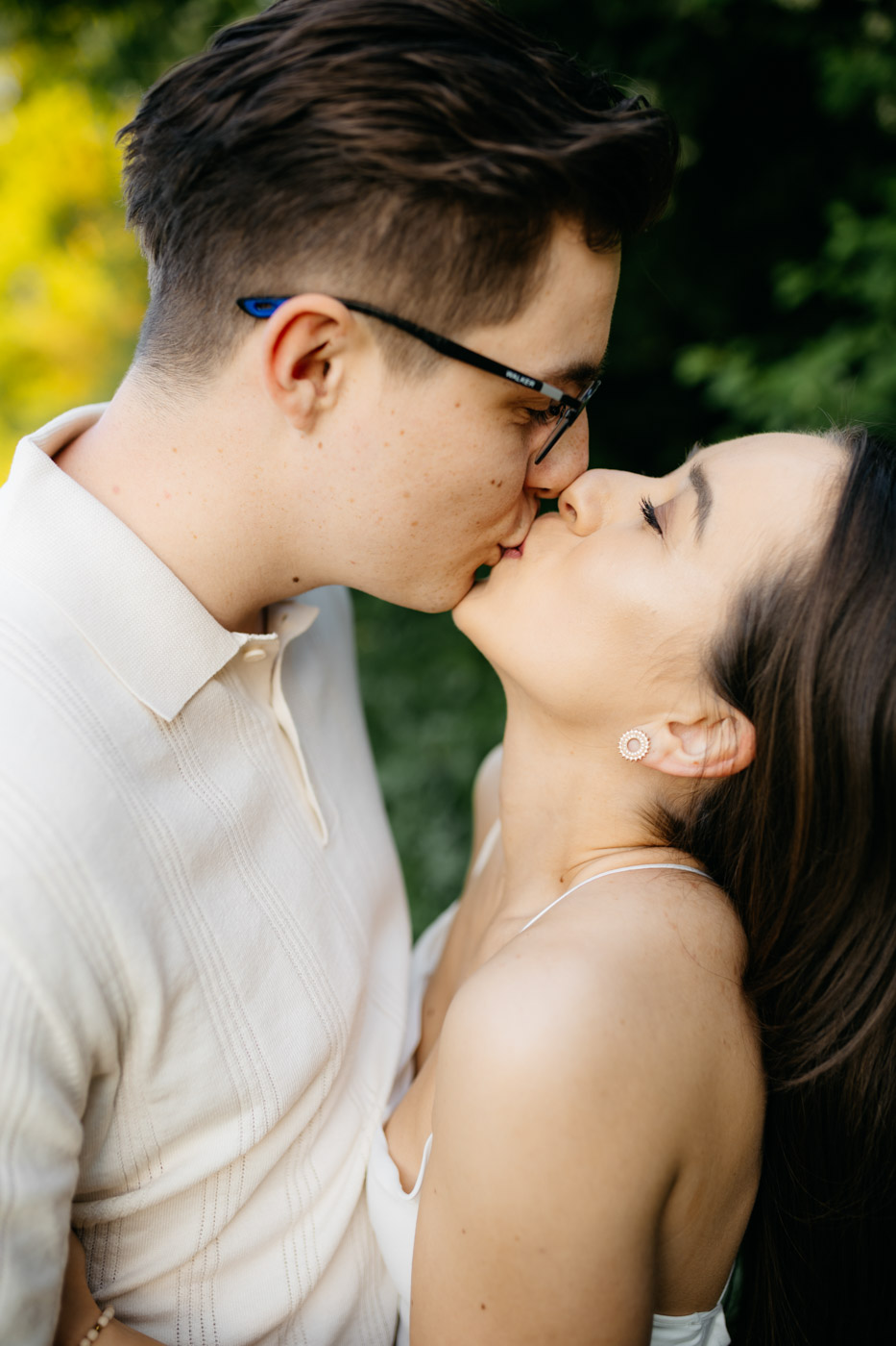 Wiosenna sesja narzeczeńska w plenerze