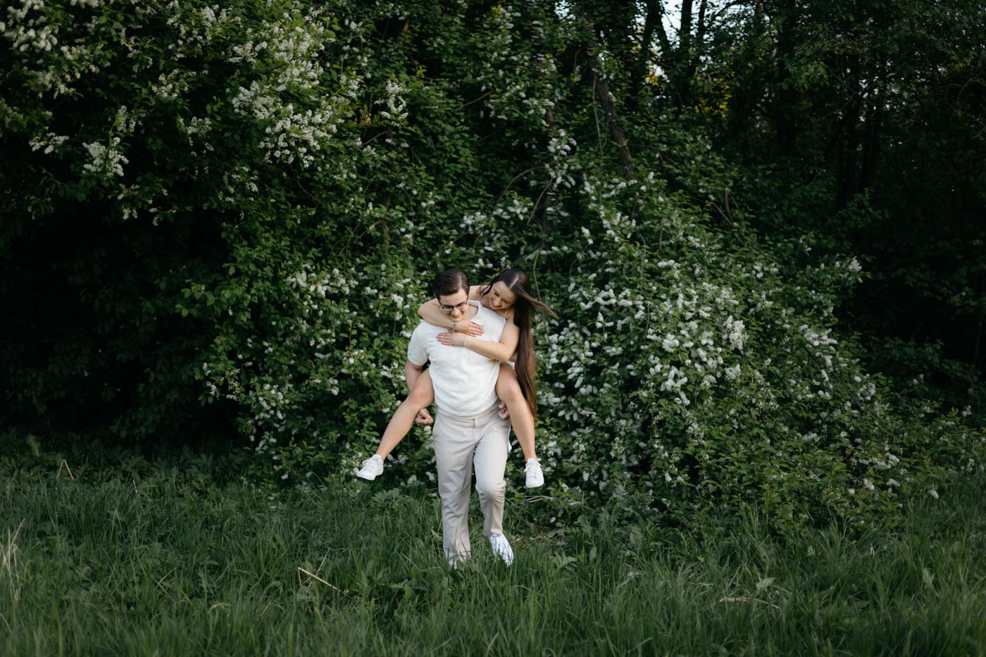 Wiosenna sesja narzeczeńska w plenerze