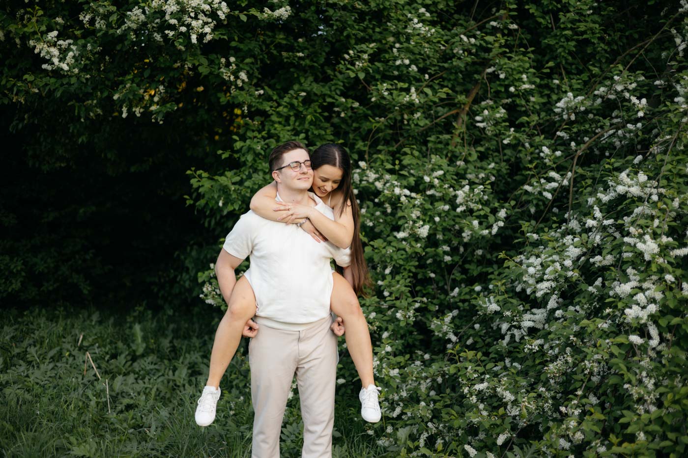 Wiosenna sesja narzeczeńska w plenerze