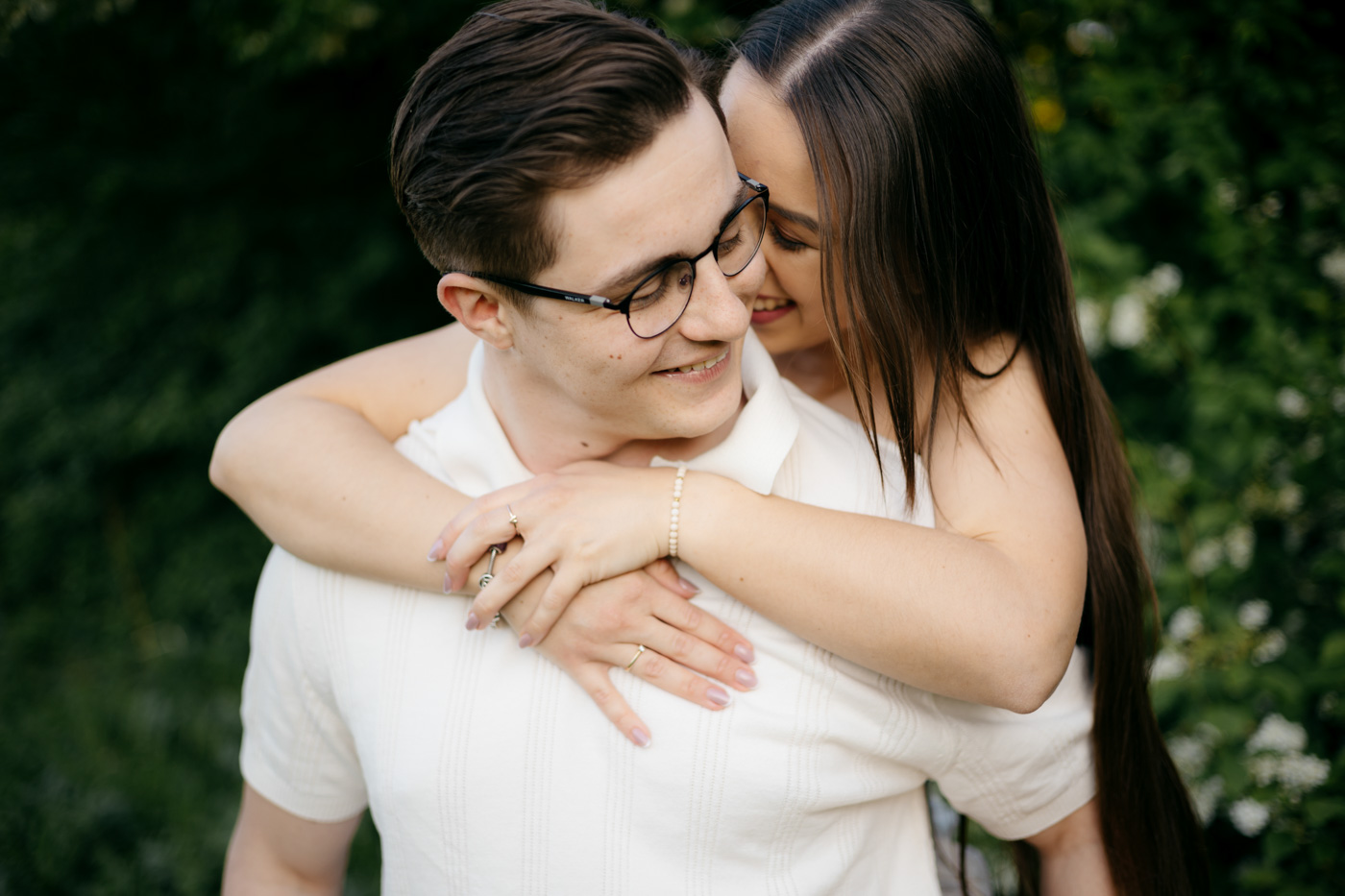 Wiosenna sesja narzeczeńska w plenerze