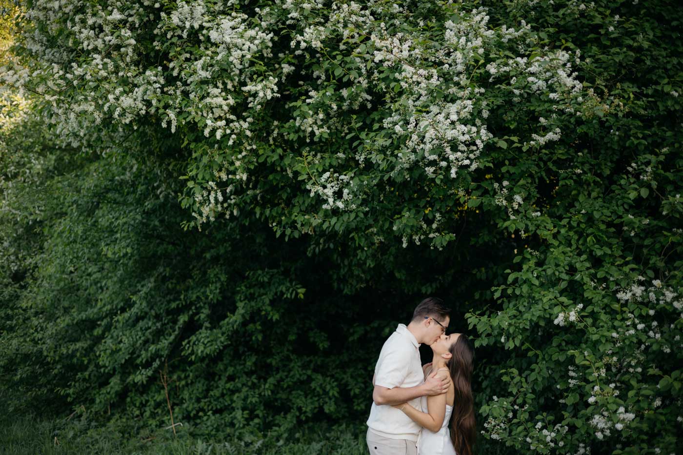 Wiosenna sesja narzeczeńska w plenerze